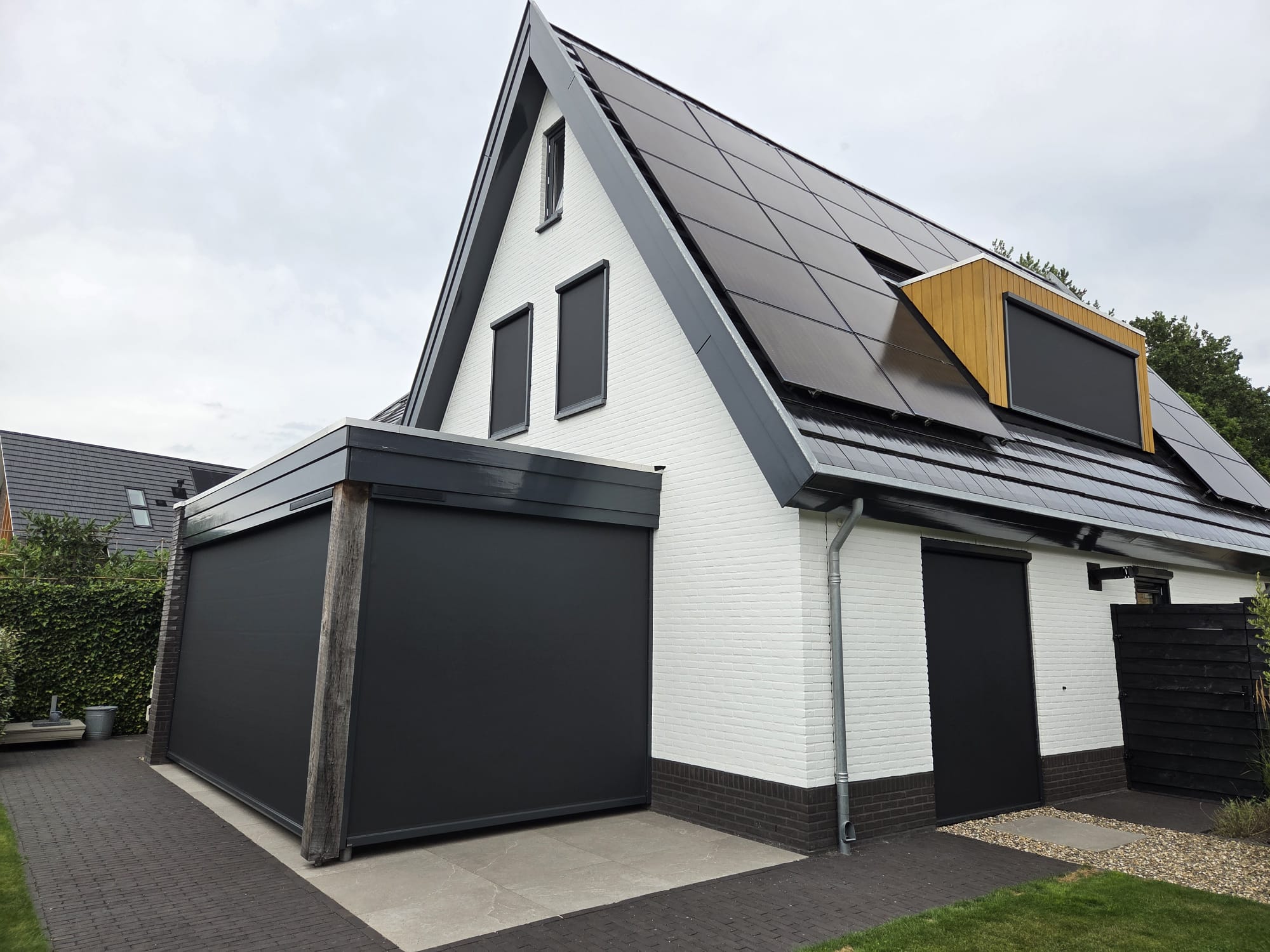 Woning met de zonwering dicht