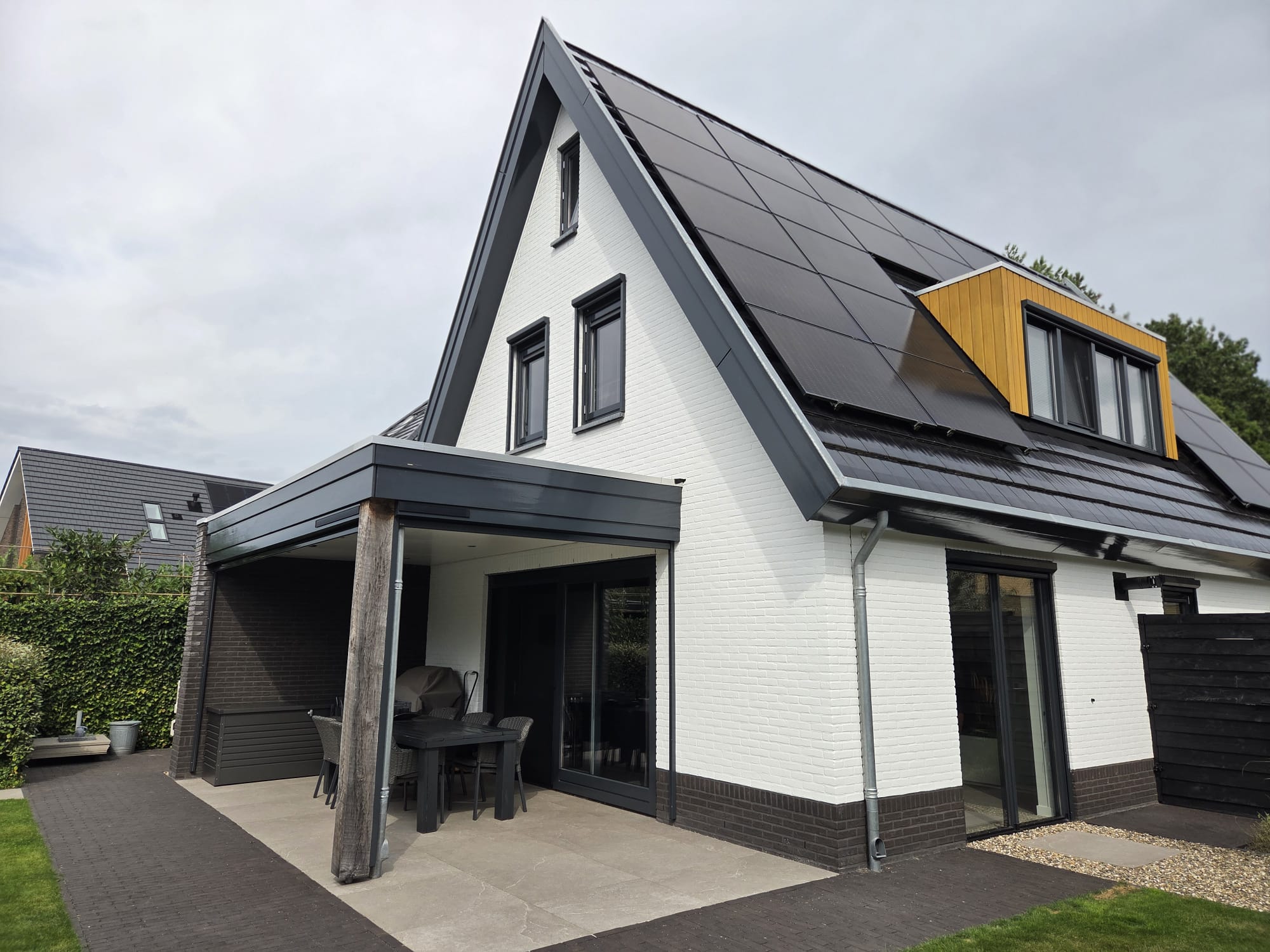 Woning met de zonwering open